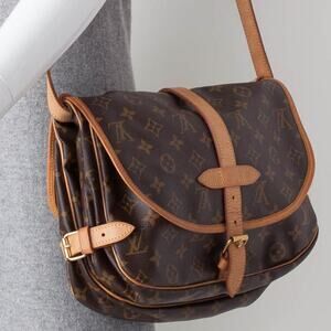 💎✨Authentic✨💎Louis Vuitton Saumur 30 crossbody bag